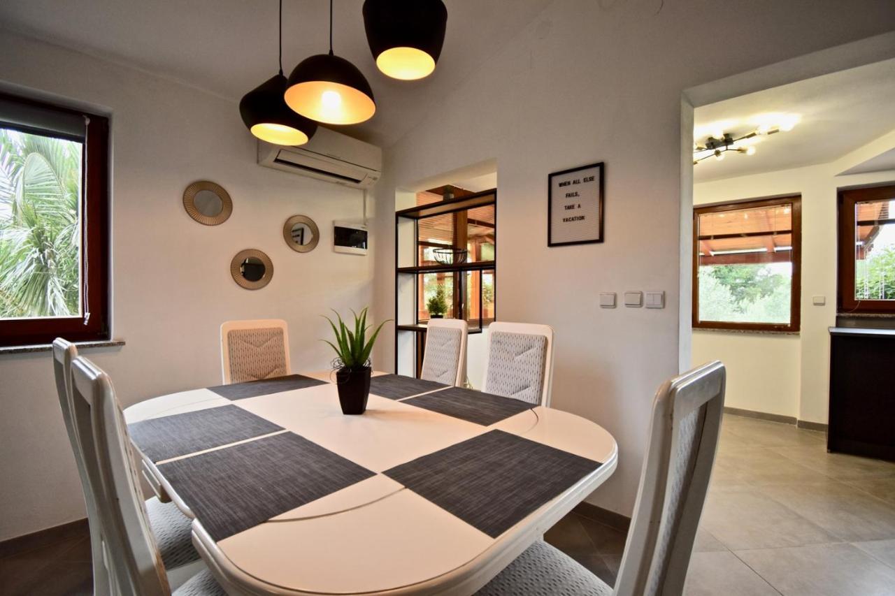 Relaxing Holiday House With Terrace Sea View Medulin Exterior photo